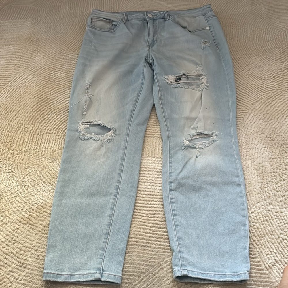 Judy Blue Los Angeles Boyfriend Fit ripped distressed light wash Sz 15 /32 jeans